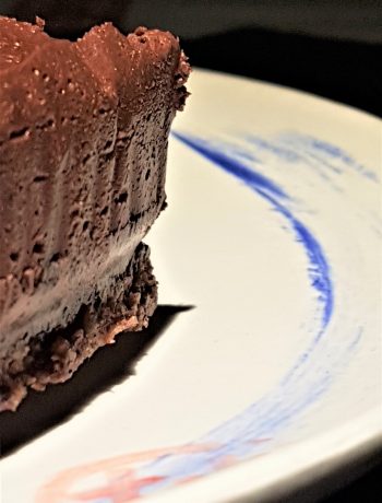 no bake chocolate cake on a ceramic plate